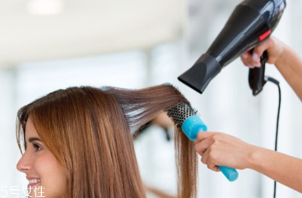 頭發(fā)干燥用什么洗發(fā)水好？讓你持久柔順