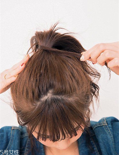 冬天系圍巾怎么扎頭發(fā)？適合搭配羽絨服的發(fā)型