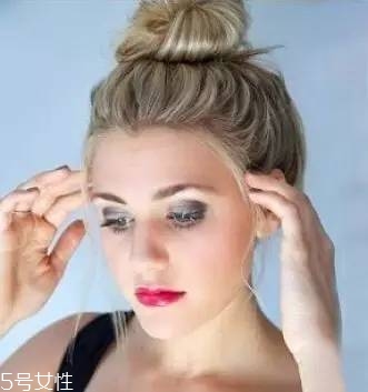 冬天系圍巾怎么扎頭發(fā)？適合搭配羽絨服的發(fā)型