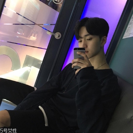 2022最流行發(fā)型顏色男生？男生潮流發(fā)型