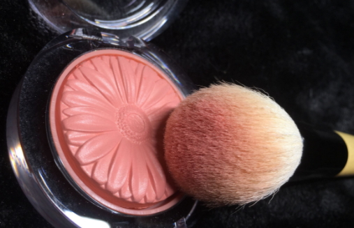 腮紅和高光哪個先用？