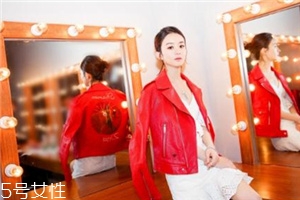 紅色皮衣怎么搭配好看？既能?？嵊职珈n