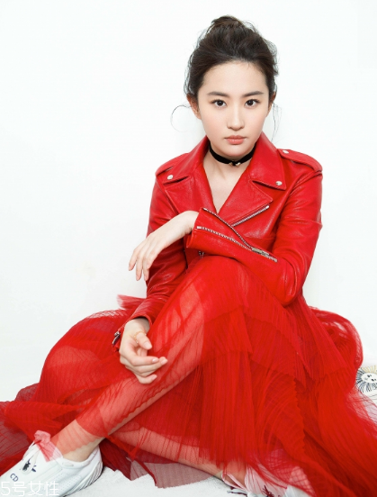 紅色皮衣怎么搭配好看？既能?？嵊职珈n