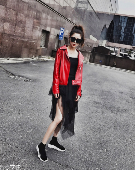 紅色皮衣怎么搭配好看？既能?？嵊职珈n