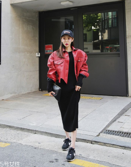 紅色皮衣怎么搭配好看？既能?？嵊职珈n