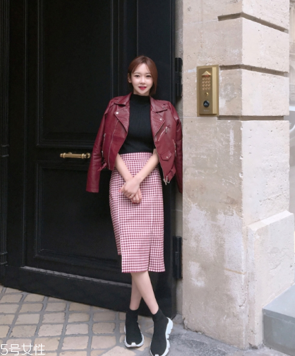 紅色皮衣怎么搭配好看？既能?？嵊职珈n