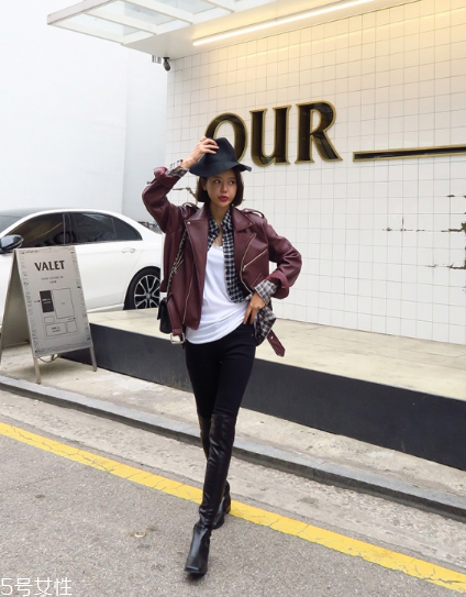 紅色皮衣怎么搭配好看？既能?？嵊职珈n