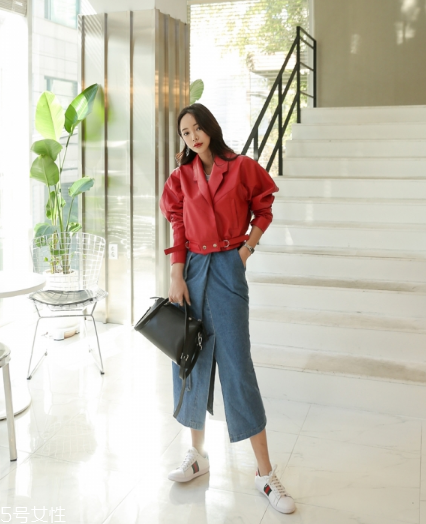 紅色皮衣怎么搭配好看？既能?？嵊职珈n