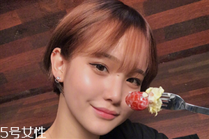 2018冬天流行什么發(fā)色？簡(jiǎn)單漂亮的披肩發(fā)