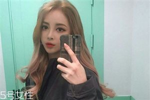 秋冬適合什么顏色的頭發(fā)？再燙個卷發(fā)更秋冬