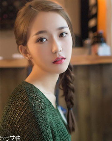 秋冬適合什么顏色的頭發(fā)？再燙個卷發(fā)更秋冬