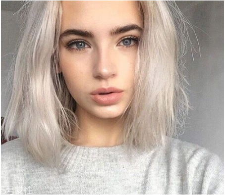 秋冬適合什么顏色的頭發(fā)？再燙個卷發(fā)更秋冬