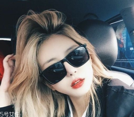 秋冬適合什么顏色的頭發(fā)？再燙個卷發(fā)更秋冬