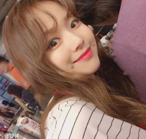 秋冬適合什么顏色的頭發(fā)？再燙個卷發(fā)更秋冬