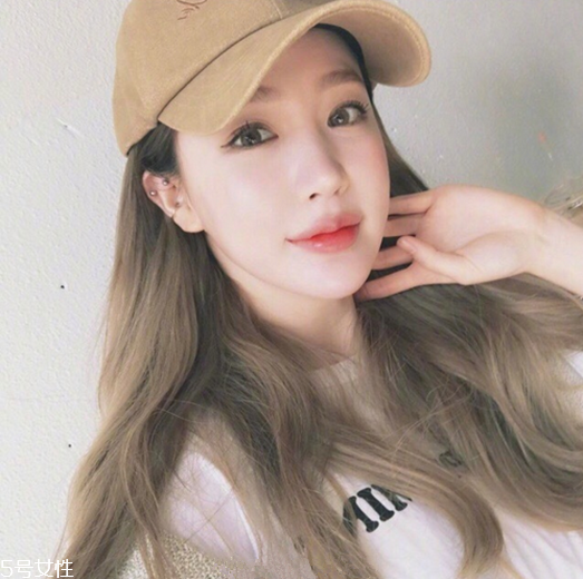 2018冬天流行什么發(fā)色？簡(jiǎn)單漂亮的披肩發(fā)