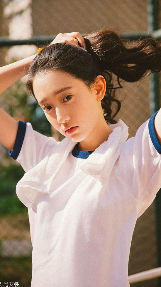 2018冬天流行什么發(fā)色？簡(jiǎn)單漂亮的披肩發(fā)