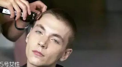 男生頭發(fā)稀疏適合什么發(fā)型？圓形劉海很好看