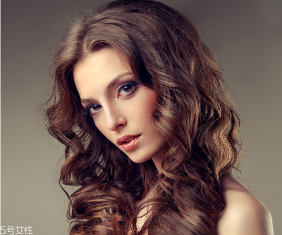 秋冬適合什么顏色的頭發(fā)？再燙個卷發(fā)更秋冬