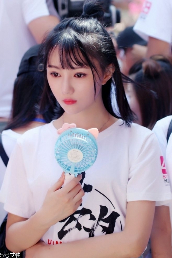 2018冬天流行什么發(fā)色？簡(jiǎn)單漂亮的披肩發(fā)