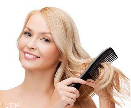 頭發(fā)靜電多是怎么回事？頭發(fā)容易油不是濕氣重