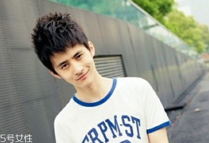 男生頭發(fā)稀疏適合什么發(fā)型？圓形劉海很好看