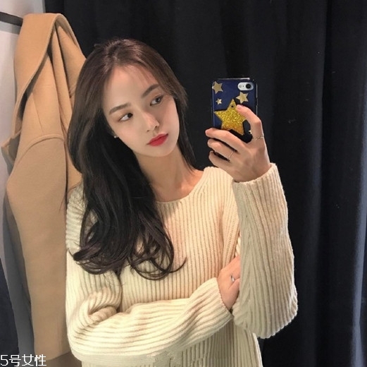 2018冬天流行什么發(fā)色？簡(jiǎn)單漂亮的披肩發(fā)