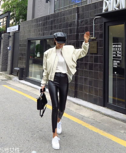 白色皮衣怎么搭配？兼具優(yōu)雅與干練