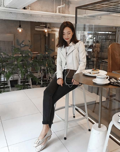 白色皮衣怎么搭配？兼具優(yōu)雅與干練