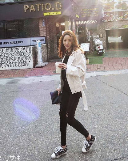 白色皮衣怎么搭配？兼具優(yōu)雅與干練