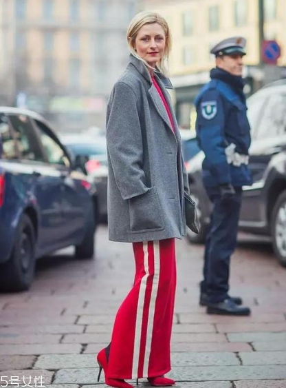 校服褲配什么上衣？舒適時尚兩不誤