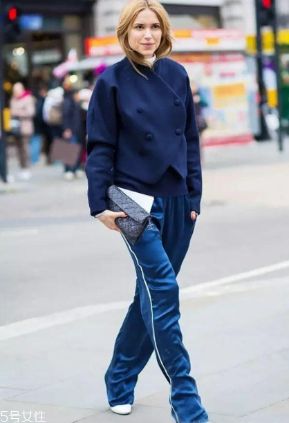 校服褲配什么上衣？舒適時尚兩不誤