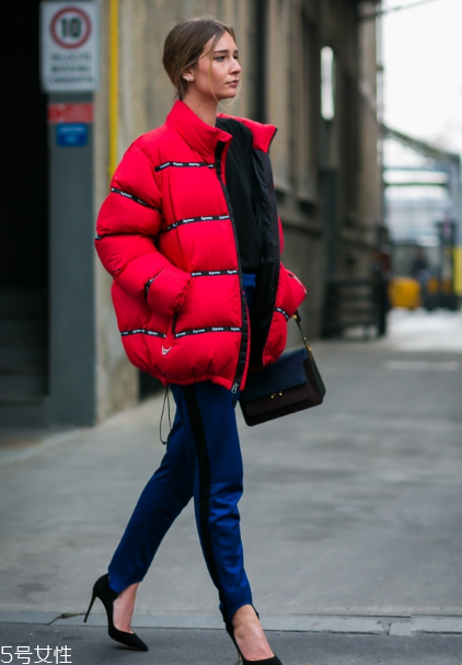 校服褲配什么上衣？舒適時尚兩不誤