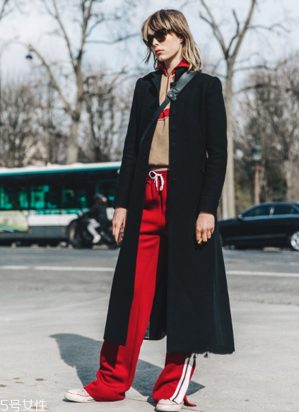 校服褲配什么上衣？舒適時尚兩不誤