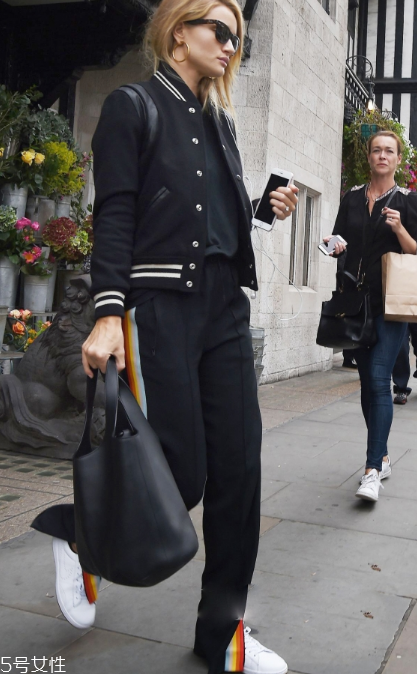 校服褲配什么上衣？舒適時尚兩不誤