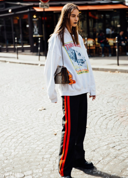 校服褲配什么上衣？舒適時尚兩不誤