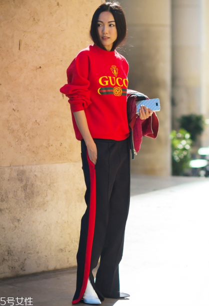 校服褲配什么上衣？舒適時尚兩不誤