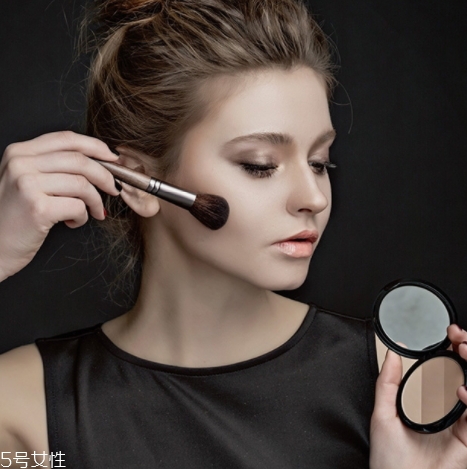 修容粉可以用什么代替？眼部產(chǎn)品就可以代替修容粉