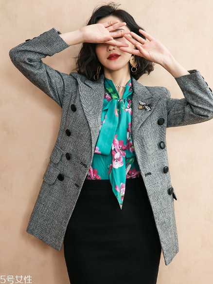 格紋西裝怎么搭配？初春必備的?？釂纹?></p><p>3、下面又是一款寬松的休閑西裝了。這款是套裝，其實(shí)女生偶爾穿穿這種西裝套裝也是非常有個(gè)性的，上衣還加入了墊肩的設(shè)計(jì)，無形中又增加了氣場。</p><p style=