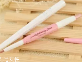 臥蠶和眼袋的區(qū)別是什么？臥蠶是肌肉眼袋是肥肉