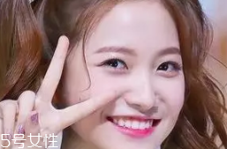 臥蠶和眼袋的區(qū)別是什么？臥蠶是肌肉眼袋是肥肉