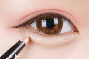 臥蠶和眼袋的區(qū)別是什么？臥蠶是肌肉眼袋是肥肉