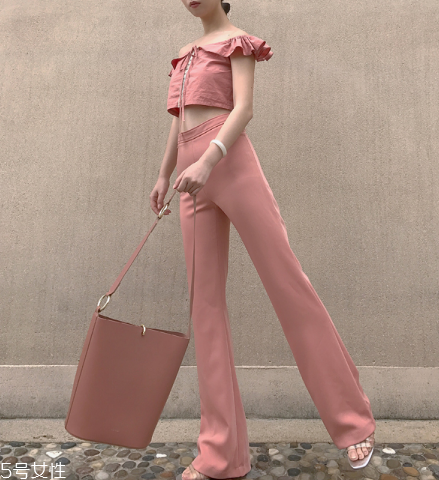 喇叭褲適合什么身材？初春演繹復(fù)古時尚