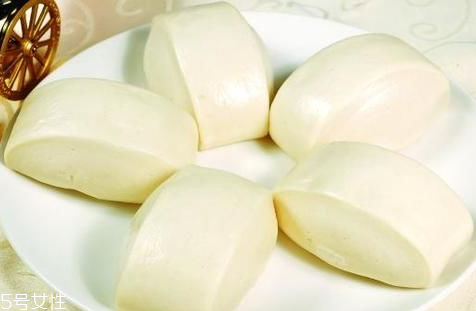 一斤面粉放多少堿 根據(jù)面團(tuán)發(fā)酵程度而定 一斤面粉放多少堿 根據(jù)面團(tuán)發(fā)酵程度而定