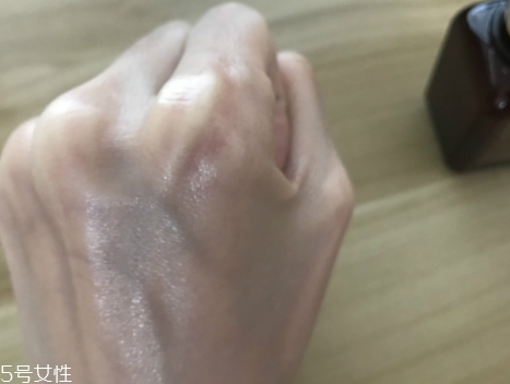 雅詩(shī)蘭黛適合油性皮膚嗎？