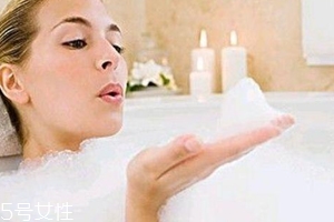 洗澡用香皂好還是沐浴露好？干皮用沐浴露