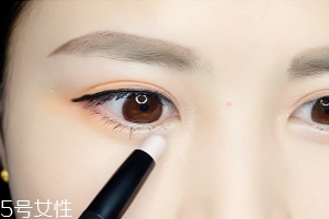 眼睛小怎么變大？畫一個臥蠶立即變大