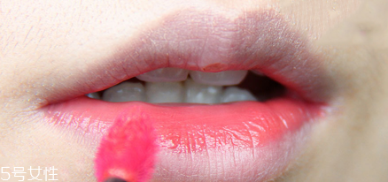 什么牌子的唇釉好用？顯色又不易脫妝