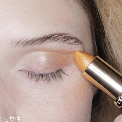 金色口紅怎么搭配好看？這樣輕松駕馭