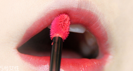 什么牌子的唇釉好用？顯色又不易脫妝