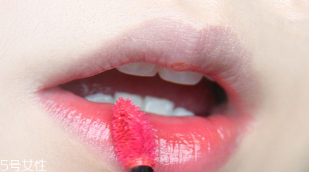 什么牌子的唇釉好用？顯色又不易脫妝